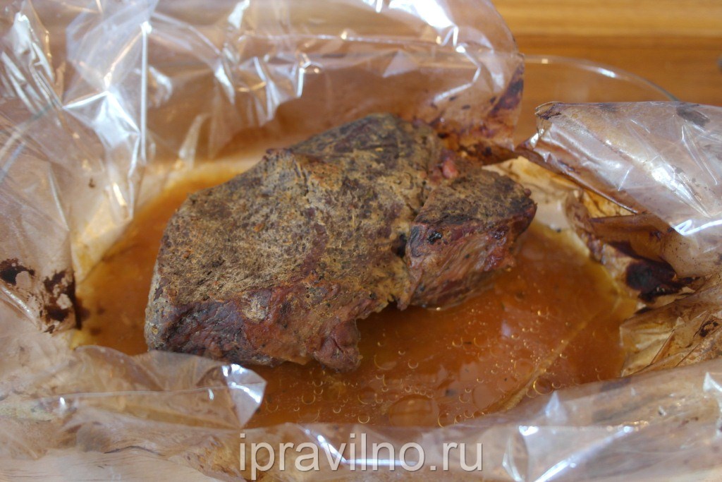 Retire la carne de nuevo en el horno durante 20 minutos, de modo que la carne de res se cubra con un poco crujiente