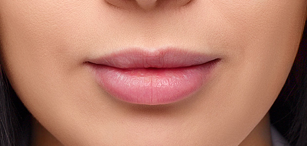 Aplicar un poco sobre el pincel o   hisopo de algodón   y enmascarar el exceso, haciendo el contorno de los labios perfectamente suave