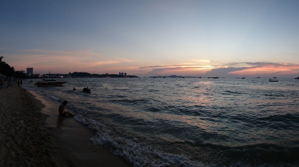 Закат над пляжем в Паттайе